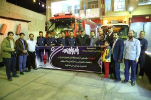 ادای احترام پرسنل آتش نشانی بافق به شهدای آتش نشان ساختمان پلاسکو