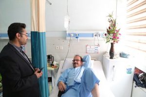 عیادت مدیر روابط عمومی شهرداری بافق از محمود تقی زاده مدیر مسئول سایت آفتاب بافق