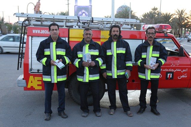 توزیع بروشور توصیه های ایمنی ایام عید نوروز توسط پرسنل آتش نشانی شهرداری بافق