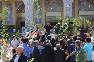 توزیع 500 اصل نهال توسط شهرداری بافق پس از نمازجمعه