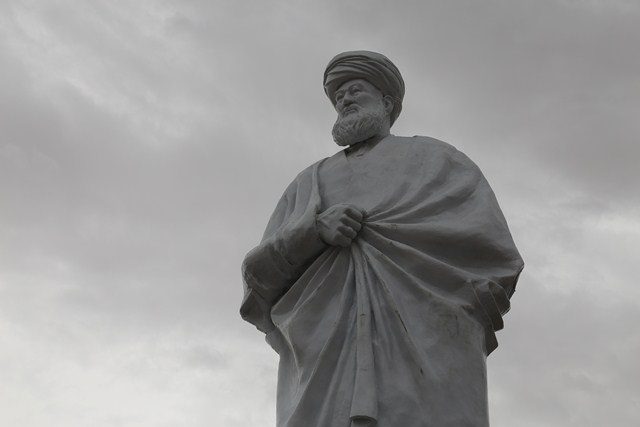 گزارش تصویری از نصب مجسمه شیخ محمد تقی