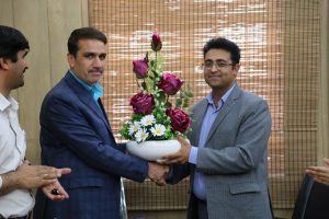 تجلیل از زحمات مسئول روابط عمومی شهرداری بافق