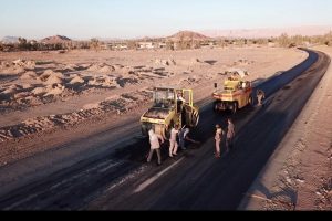روایت تلاش: گزارش تصویری ساماندهی ورودی شهر از سمت کرمان( آسفالت ورودی جاده روستای صدراباد)