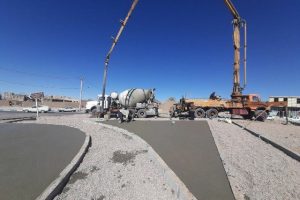 روایت تلاش : گزارش تصویری از بتن ریزی چمن مصنوعی میدان راه آهن