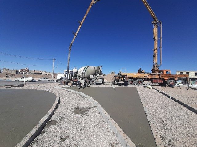 روایت تلاش : گزارش تصویری از بتن ریزی چمن مصنوعی میدان راه آهن