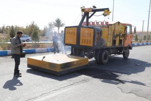 روایت تلاش : گزارش تصویری از لکه گیری آسفالت معابر سطح شهر با دستگاه مکانیزه مرمت آسفالت (بلوار میرغنی زاده)