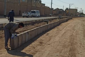 روایت تلاش : شروع پروژه های عمرانی با رعایت پروتکل های بهداشتی ، تکمیل بلوار شهدا ( نصب سنگ جدول لاین دوم )