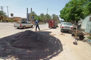 روایت تلاش : شروع پروژه های عمرانی با رعایت پروتکل های بهداشتی  ، لکه گیری آسفالت معابر سطح شهر