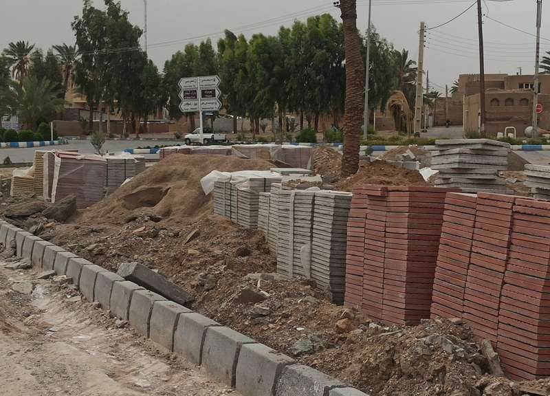 روایت تلاش : گزارش تصویری از نصب سنگ جدول جنب میدان امام حسین (ع)