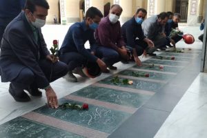 ⭕️گزارش تصویری از مراسم غبار روبی و عطرافشانی قبور شهدا توسط شهردار بافق و پرسنل آتش‌نشانی