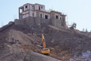 روایت تلاش : گزارش تصویری از لایه برداری خاک برای ایجاد فضای سبز در تفرجگاه آبشار