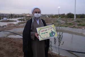 کاشت اولین نهال در پویش هر شهید یک نهال با دستان امام جمعه شهرستان