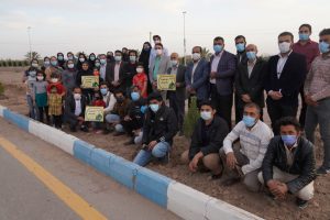 در چارچوب « پویش هر شهید یک نهال» دهها نهال با حضور خبرنگاران و هنرمندان در بافق غرس شد