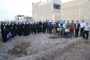 غرس نهال توسط جامعه معلولین و پرسنل بهزیستی اداره بافق در پارک شهرک امام حسین (ع)