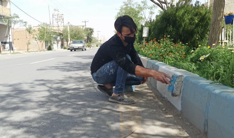 خانه تکانی عید : گزارش تصویری از رنگ آمیزی سنگ جداول معابر سطح شهر در آستانه ی سال نو