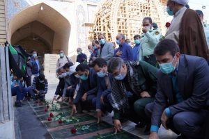 شرکت شهردار ، اعضای شورای شهر و کارکنان شهرداری در مراسم غبار روبی قبور مطهر شهدا به مناسبت هفته دفاع مقدس