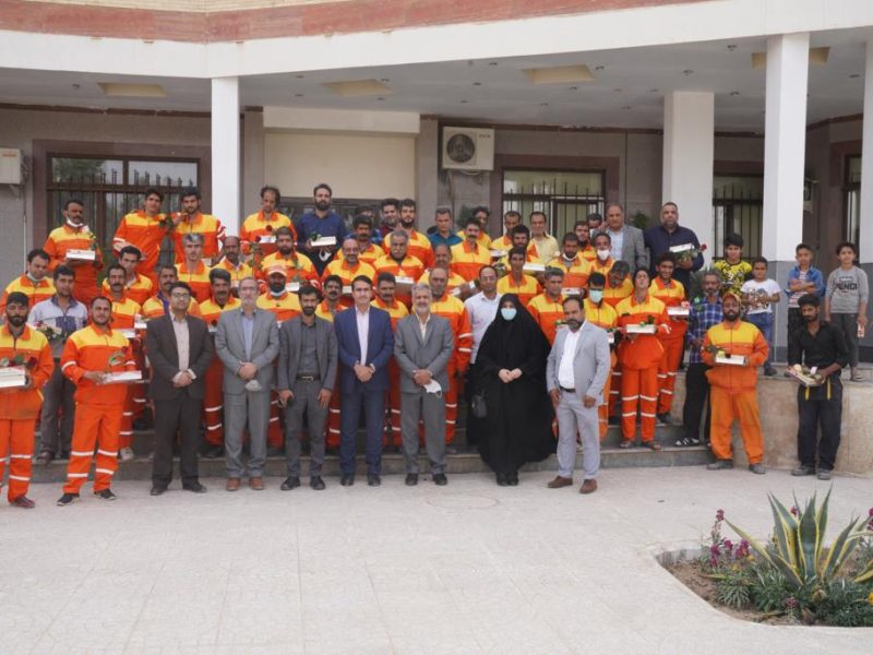 شهردار و اعضای شورای شهر از زحمات یک ساله پاکبانان شهرداری بافق تجلیل کردند