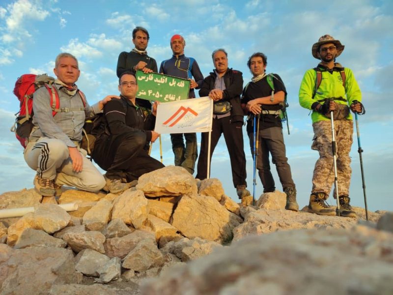 صعود کوهنوردان گروه ثامن شهرداری بافق به بزرگترین قله استان فارس