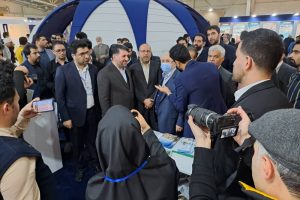 بازدید  دکتر دارابی معاون وزیر میراث فرهنگی ، صنایع دستی و گردشگری به همراه دکتر فاطمی استاندار یزد از غرفه ی شهرداری بافق در نمایشگاه بین المللی تهران