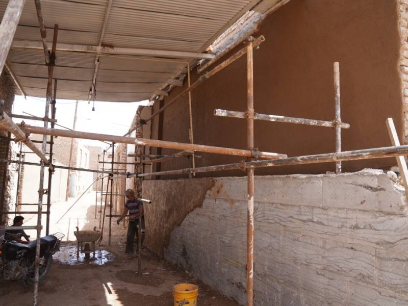 روایت تلاش : گزارش تصویری از زیبا سازی سطح شهر با اندود کاهگل (کوچه کوشکی زاده فرعی 1)