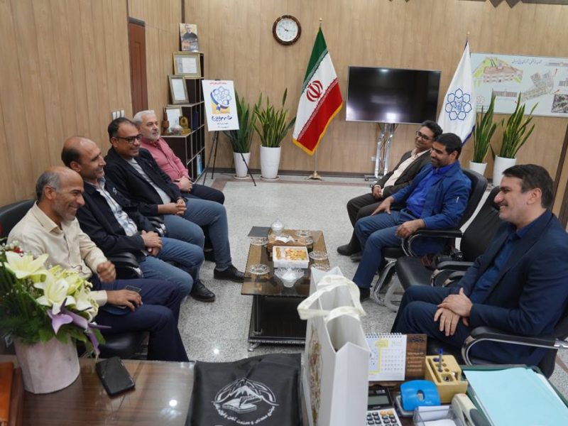 مدیران مجتمع معدنی و صنعت آهن و فولاد با حضور در دفتر شهردار بافق روز شهرداری را به شهردار و پرسنل شهرداری تبریک گفتند