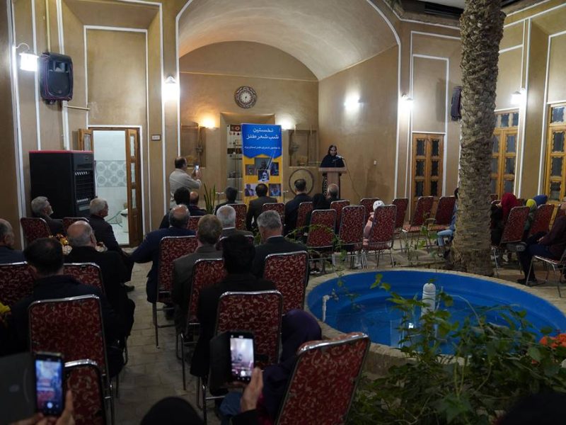 گـزارش تصـویـری از : برگــزاری نـخسـتـیـن شـــب شعــر طنــــز در خـانــه فــرهنــگ شـهـرداری بافــق