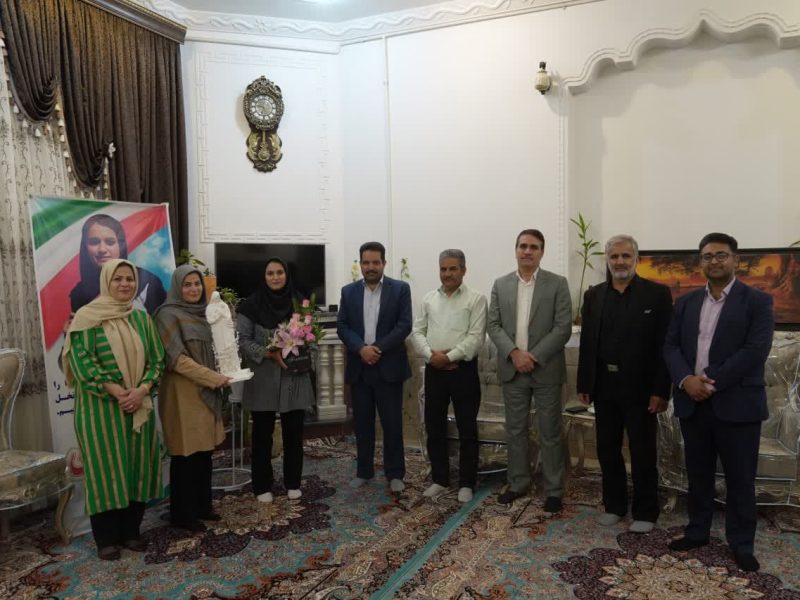 تندیس مادر، هدیه شهردار بافق به مادر دختر المپیکی بافق