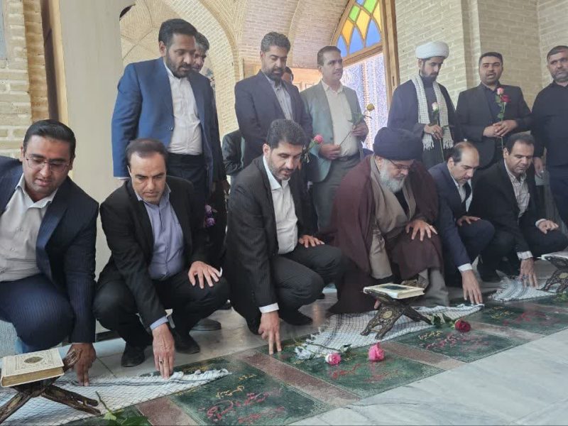 گزارش تصویری از مراسم غبار روبی و عطرافشانی قبور شهدا در هفته دولت