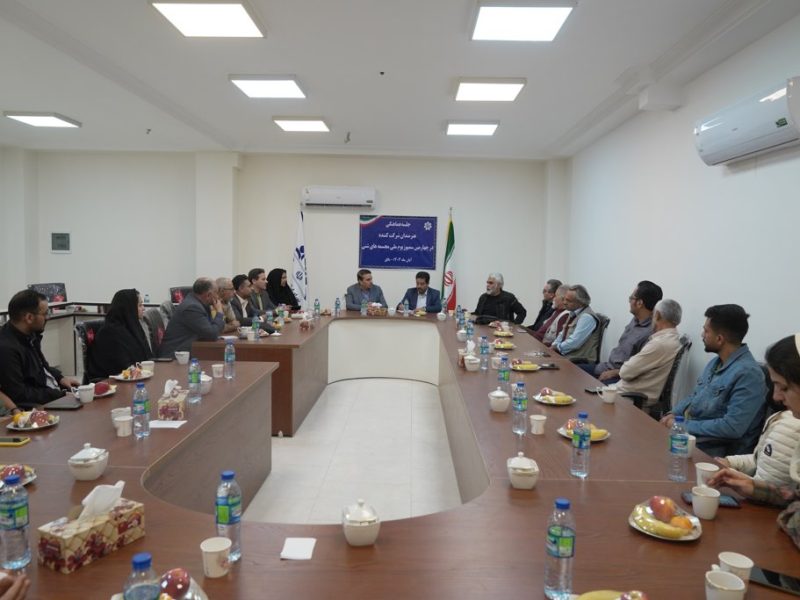 هم اندیشی هنرمندان چهارمین سمپوزیوم ملی مجسمه های شنی بافق