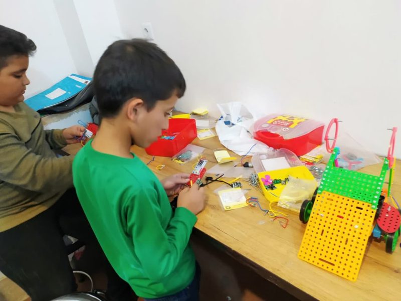 روایت تلاش : برگزاری دوره آموزش رباتیک در خانه فرهنگ شماره یک شهرداری بافق